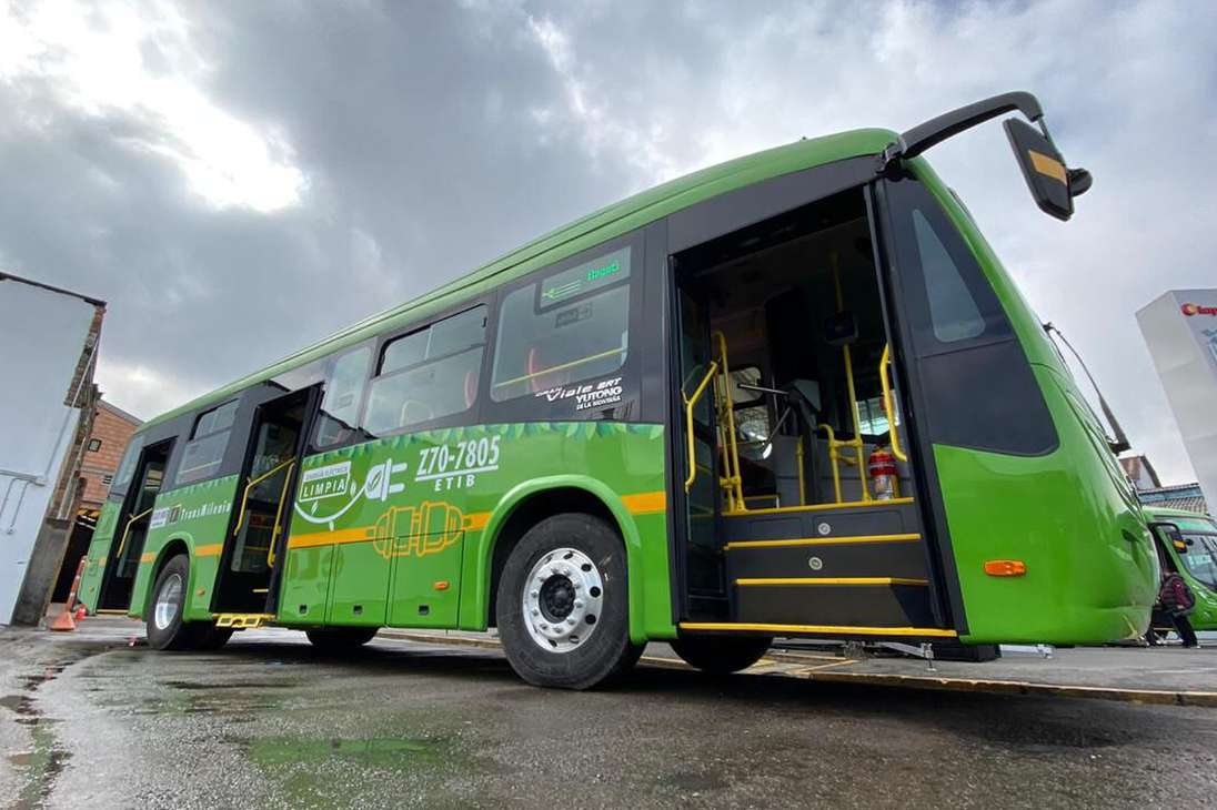 En los próximos días comenzarán a operar los primeros 13 nuevos buses eléctricos que cubrirán rutas alimentadoras las zonas de Perdomo y Venecia, en el sur de Bogotá.