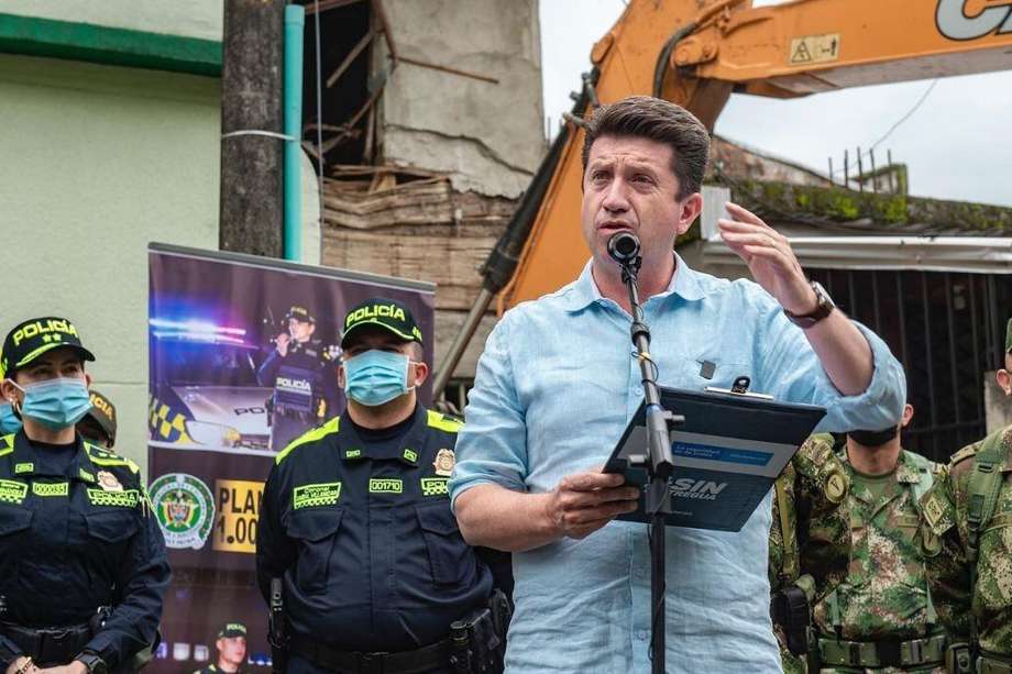 Exministro Diego Molano, en el lugar donde se realizó la demolición de una casa de familia, que la Policía hizo pasar como una olla de microtráfico.