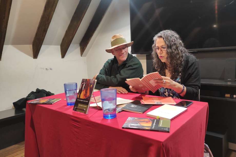 En la foto, a la derecha, Silvia Eugenia Castillero, autora mexicana de libros de ensayos y poesía.