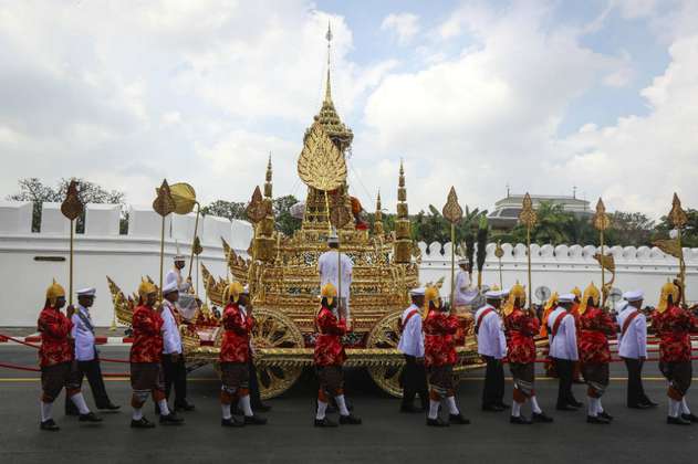 Funeral del rey Bhumibol Adulyadej recibe a más de 100.000 tailandeses 
