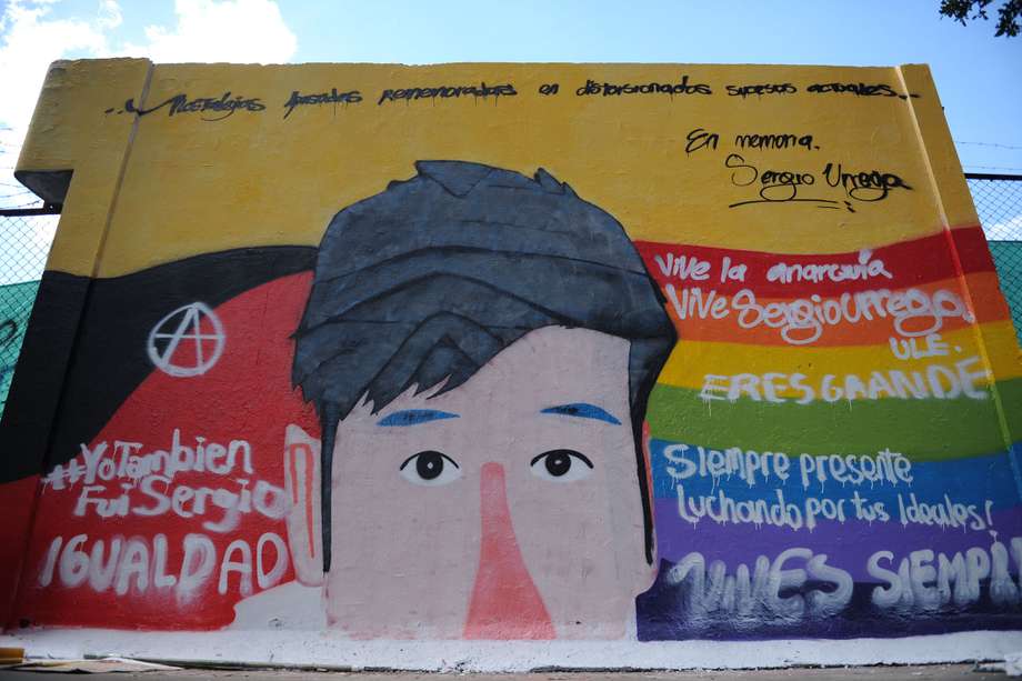 Mural en el centro de Bogotá, con el que se rinde homenaje al estudiante Sergio Urrego, quién se suicidó al ser víctima de homofobia en el Colegio Gimnasio Castillo Campestre, acto al que asistió su madre Alba Reyes.