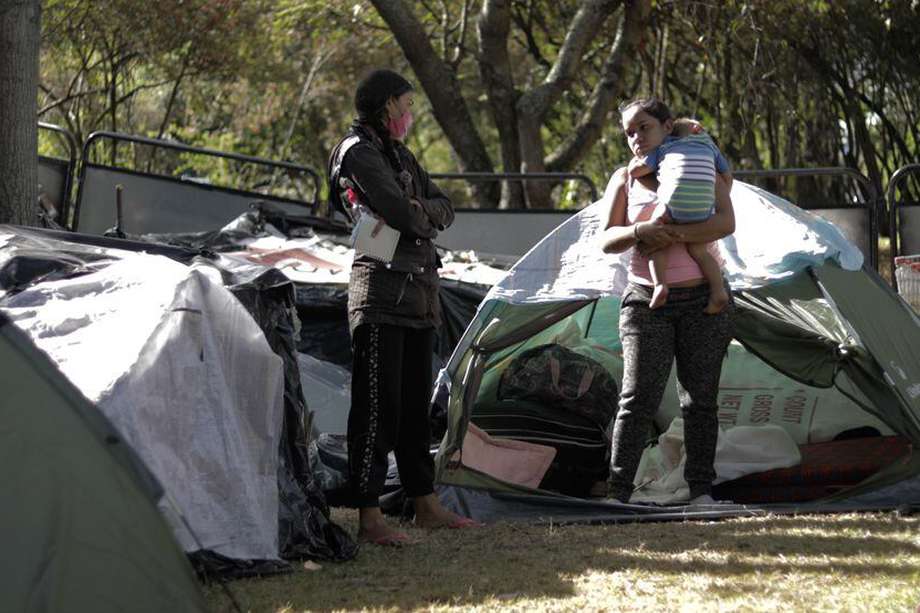 Migrantes en un campamento improvisado al norte de bogotá.