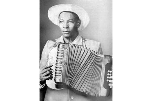 Alejo Durán (1919 - 1989) es uno de los intérpretes más reconocidos de Alicia Dorada, el vallenato insignia de Juancho Polo Valencia.