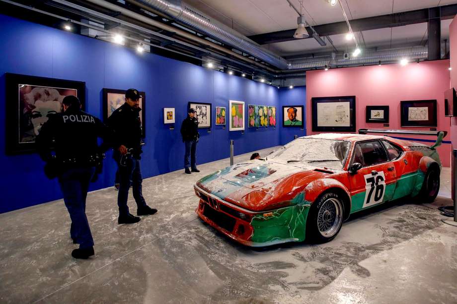 Milan (Italy), 18/11/2022.- Police officers stand next to the 76 BMW M1 Procar painted by US artist Andy Warhol covered with flour, at the 'Andy Warhol: La Pubblicita Della Forma' exhibition at the Fabbrica del Vapore in Milan, Italy, 18 November 2022. Activists from the 'Ultima Generazione' group threw 8 kilograms of flour over the car. (Protestas, Italia) EFE/EPA/MOURAD BALTI TOUATI
