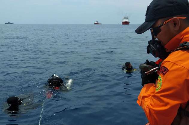 Autoridades dicen que no hay sobrevivientes tras accidente de avión en el mar de Java
