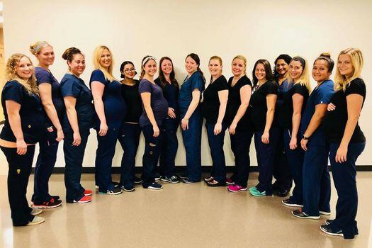 Las 16 enfermeras de este hospital en la localidad de Mesa, Arizona, esperan sus bebés entre octubre y enero del próximo año.  / Tomado de Facebook.com/ashleyadkinsrn