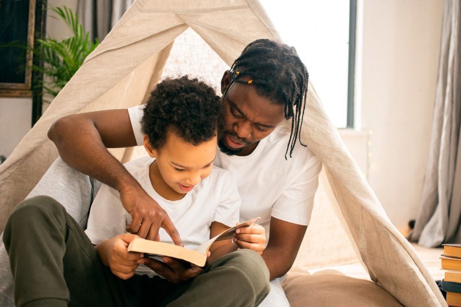 3 razones por las que leer cuentos cortos a tu hijo te ayudara en su crianza