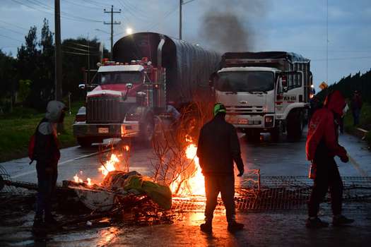 El Gobernador de Cundinamarca, Nicolás García, ha pedido que se permita la circulación de vehículos de alimentos, personal de la salud y personas que requieren atención médica.