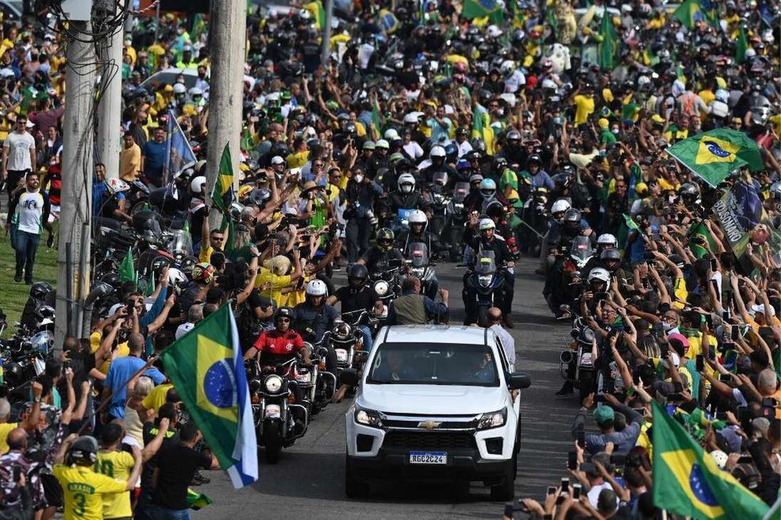 Bolsonaro fue sancionado por el gobierno de Maranhao (noreste) por darse un baño de multitudes sin usar mascarilla.