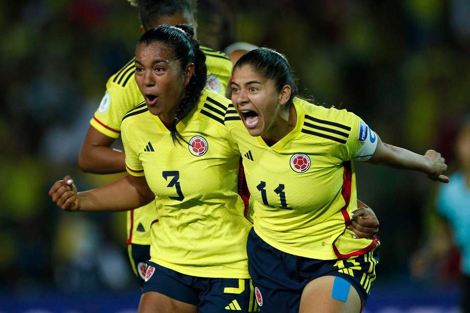 Daniela Arias y Catalina Usme (der.)  marcaron en la victoria 4-0 de Colombia sobre Chile. 