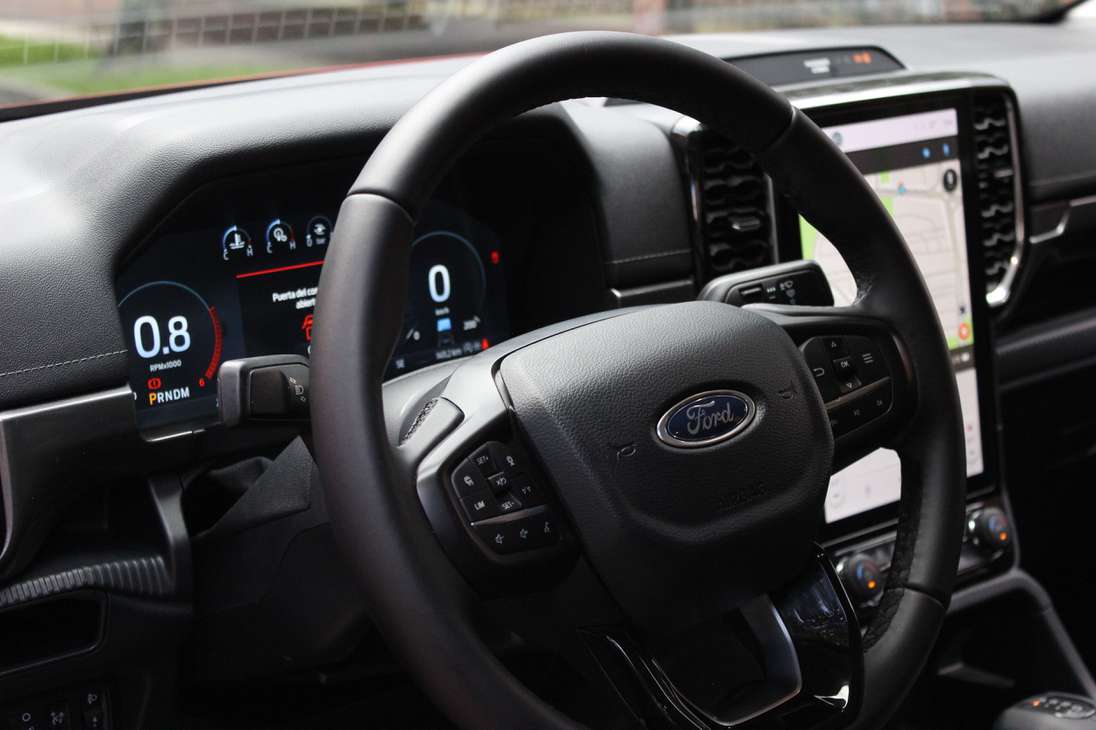 Ford Ranger Limited+ incluye monitoreo de presión de neumáticos, botón de encendido, sistema de acceso sin llave, entre otros.