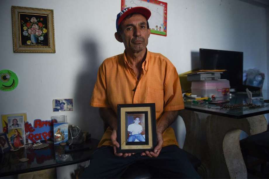 El venezolano Gregorio Chinchilla muestra un retrato de su difunto hijo Anrry Gregorio Chinchilla, muerto durante un operativo de la FAES en Venezuela.