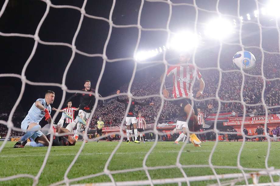  Jugadores de Paranaense celebran un gol de Vitor Roque. EFE/Juan Ignacio Roncoroni
