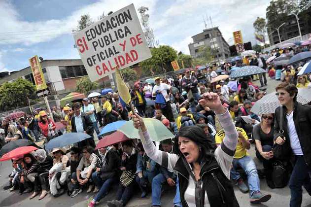 Sindicato de maestros hace plantón frente a Secretaría de Educación en Bogotá 