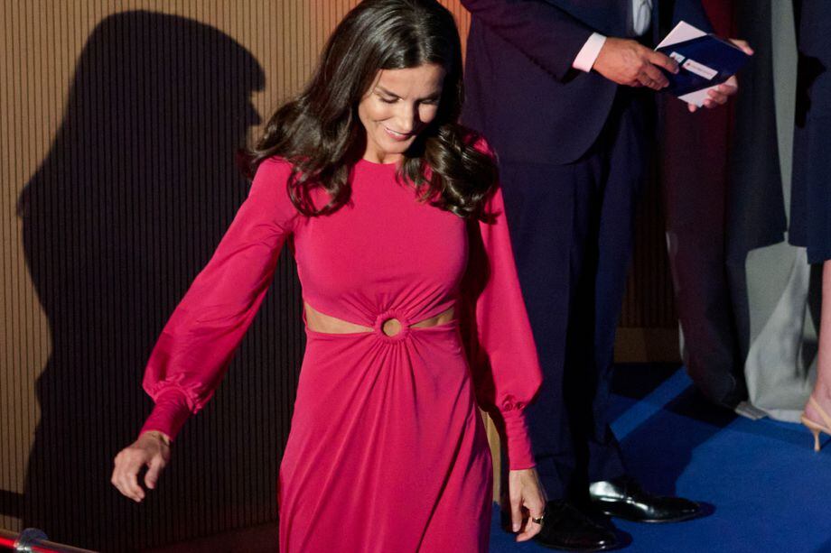 La reina ha aparecido con un espectacular vestido rosa que deja ver su abdomen.