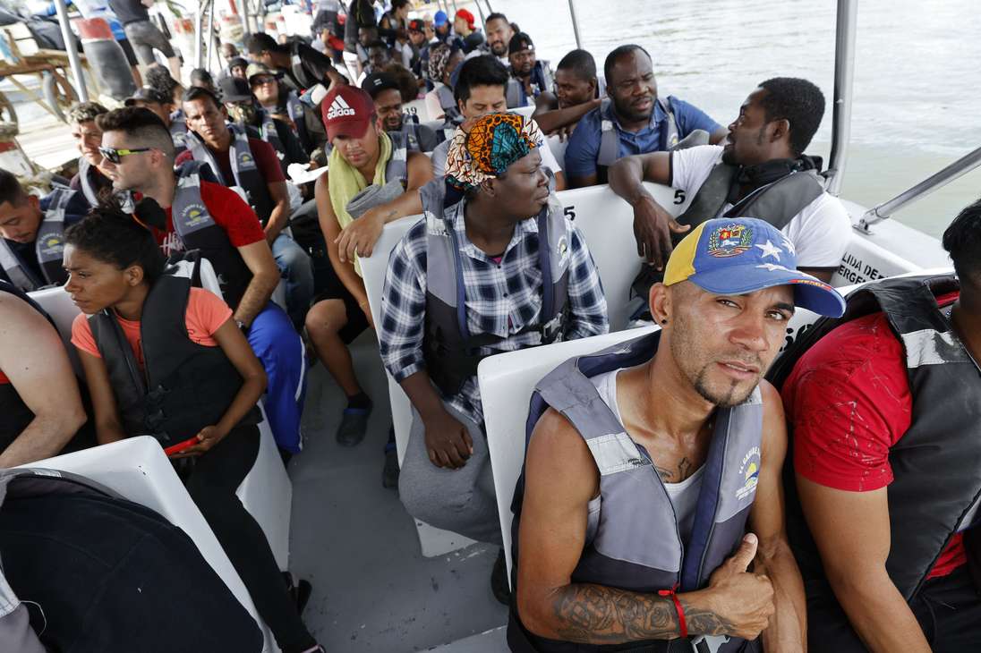 ACOMPAÑA CRÓNICA: COLOMBIA CRISIS MIGRATORIA. AME2685. NECOCLÍ (COLOMBIA), 07/10/2022.-Migrantes abordan una lancha hacia la frontera con Panamá, el 6 de octubre de 2022, en Necocli (Colombia). En el pueblo colombiano de Necoclí ya se acostumbraron a que a diario cientos de personas acampen en sus playas a la espera de coger las lanchas que los llevan a la frontera de Panamá en una travesía migratoria hacia EE.UU. que crece cada día y amenaza con "explotar". EFE/ Mauricio Dueñas Castañeda