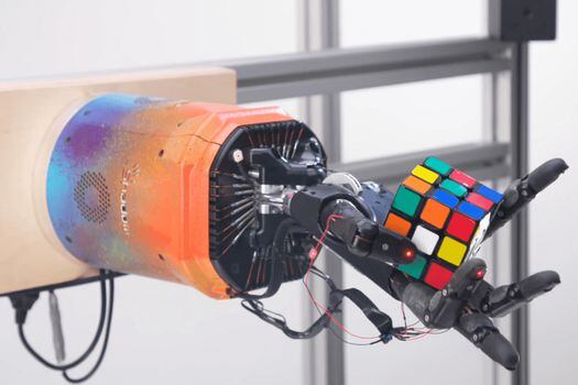 Captura de pantalla de video de la mano robótica, Dactyl, resolviendo el cubo de Rubik.  / OpenAI