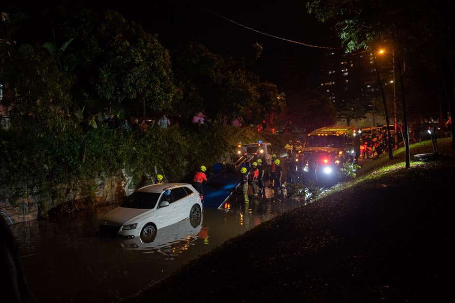 La camioneta quedó completamente sumergida en el deprimido. El alcalde Quintero confirmó que hay tres personas fallecidas.
