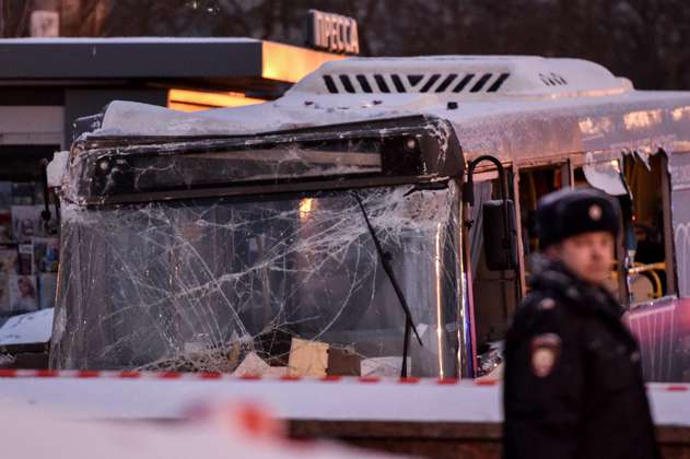 Cuatro muertos luego de que un autobús embistiera un pasaje subterráneo en Moscú