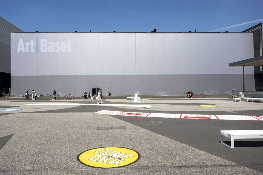 La escultura interactiva 'Fuera de la vista' (2016) del artista estadounidense Lawrence Weiner está en exhibición en la plaza frente a la exposición internacional de arte Art Basel, en Basilea, Suiza, el 13 de junio de 2022. La Art Basel 2022 se realizará del 16 al 19 de junio.  EFE/EPA/GEORGIOS KEFALAS

