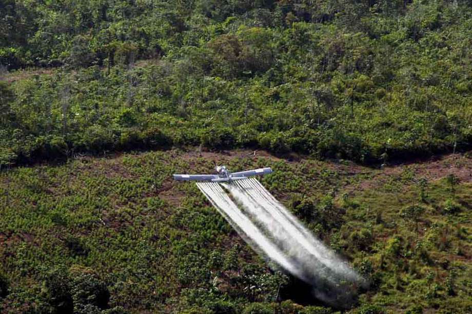 El comunicado de la ONDCP no menciona una polémica medida que quiere retomar Colombia, como lo es la erradicación forzosa de cultivos ilícitos por aspersión aérea con glifosato, suspendida en el país desde 2015 por una orden de la Corte Constitucional. 