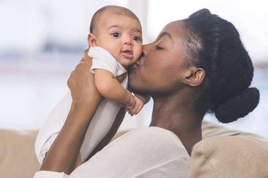 Si eres de los que ama el olor de bebé, no te preocupes, es más común de lo que parece. Te contamos la razón.