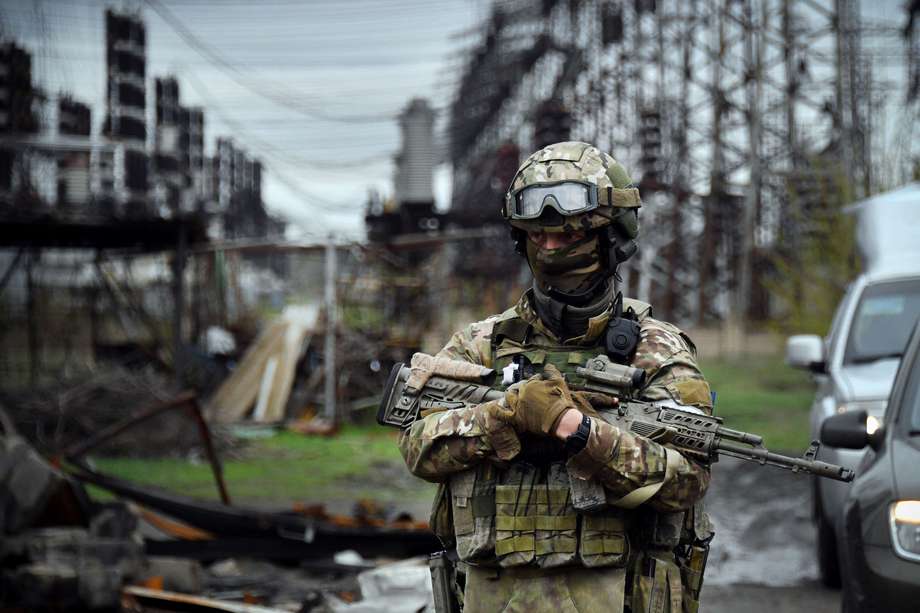 En esta imagen tomada el 13 de abril de 2022, un soldado ruso hace guardia en la central eléctrica de Lugansk en la ciudad de Shchastya. / Foto de referencia