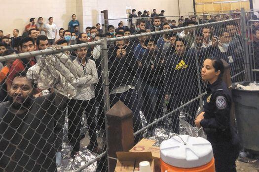 The United States Customs and Border Protection Office indicates that the consolidated until August determines that 2,493,721 people have been captured for trying to enter that country illegally this year.  Image of an immigration detention center in Texas.  / Reference photo.