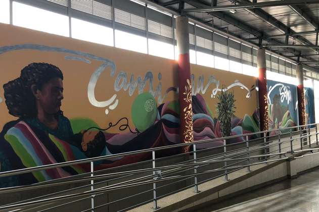 Un mural pone color a la estación Primero de Mayo en el sur de Bogotá