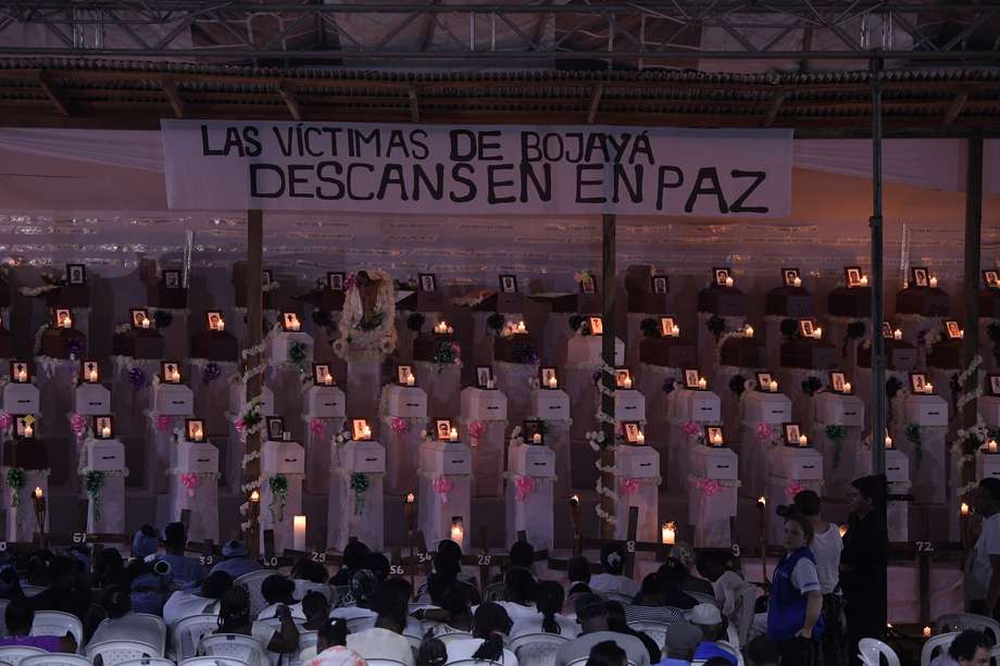 Foto de archivo de la ceremonia realizada por los familiares para despedir los 99 cofres en los que reposan los cuerpos de las víctimas de la masacre ocurrida el 2 de mayo de 2002, en Bojayá (Chocó).