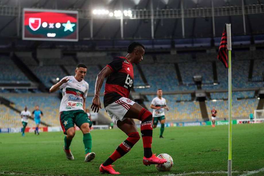 Bruno Henrique, volante de Flamengo, en un ataque contra Portuguesa en el estadio de Maracaná.