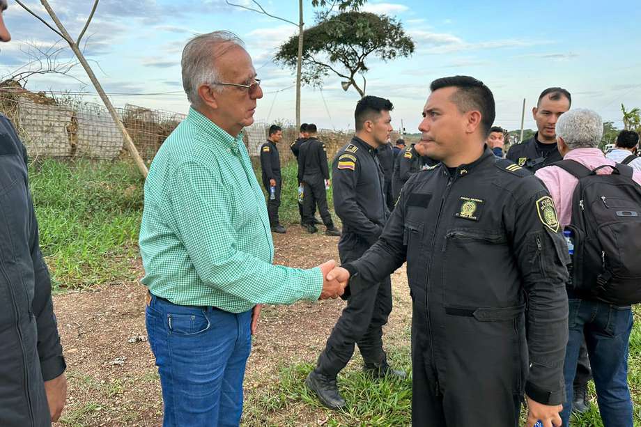 El ministro de esa cartera, Iván Velásquez, estrechando la mano de uno de los policías retenidos por campesinos tras su liberación en la inspección Los Pozos de San Vicente del Caguán.