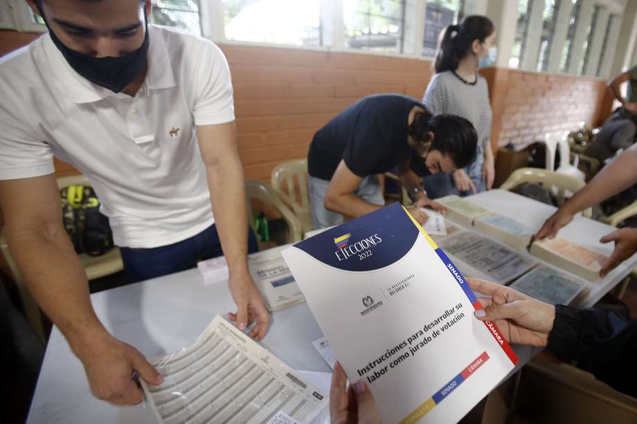  Ciudadanos ejercen su derecho al voto hoy en Medellín. Las autoridades colombianas informaron que la jornada electoral de este domingo transcurre sin alteraciones del orden público, mientras que se detectaron fallos en la página web de la Registraduría Nacional.