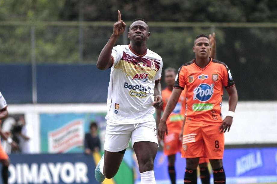 Caicedo de Tolima celebrando uno de los goles contra Envigado.