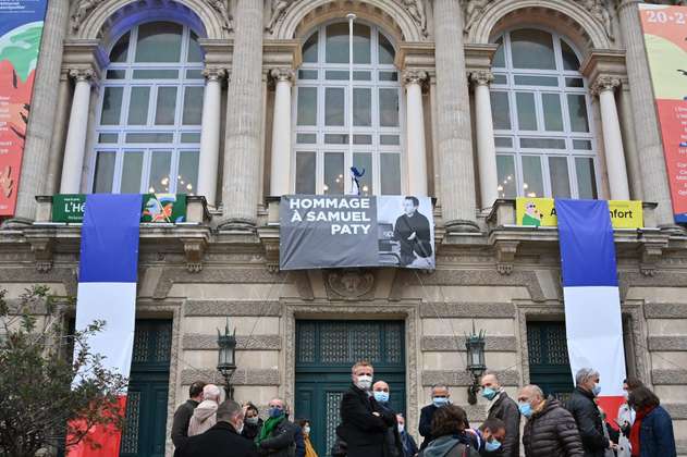 Francia rinde homenaje nacional al profesor asesinado