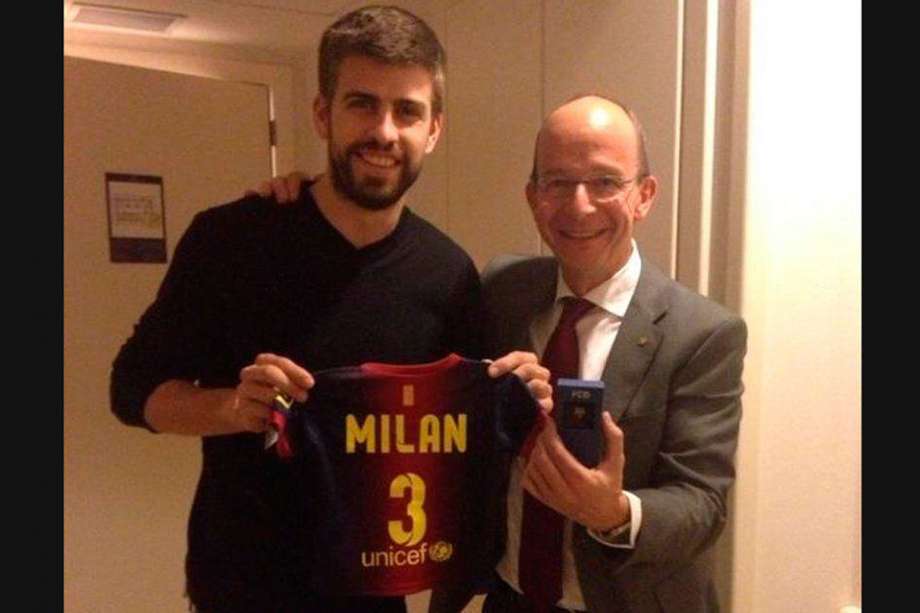 Piqué posa con la camiseta de su hijo Milan, quien es el socio número 171.761 del Fútbol Club Barcelona. / @MilanPiqueMbrak