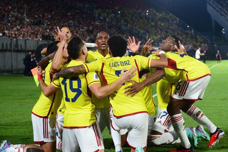 Jugadores de Colombia celebran un gol de Rafael Santos Borré, en un partido de las Eliminatorias Sudamericanas para la Copa Mundo de Fútbol 2026 entre Paraguay y Colombia en el estadio Defensores del Chaco en Asunción (Paraguay). 