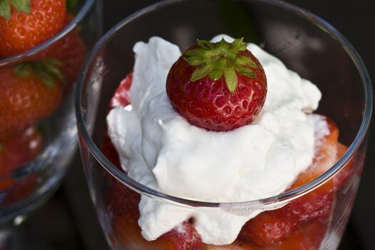 Las fresas con crema son un tradicional y delicioso postre muy fácil de hacer.