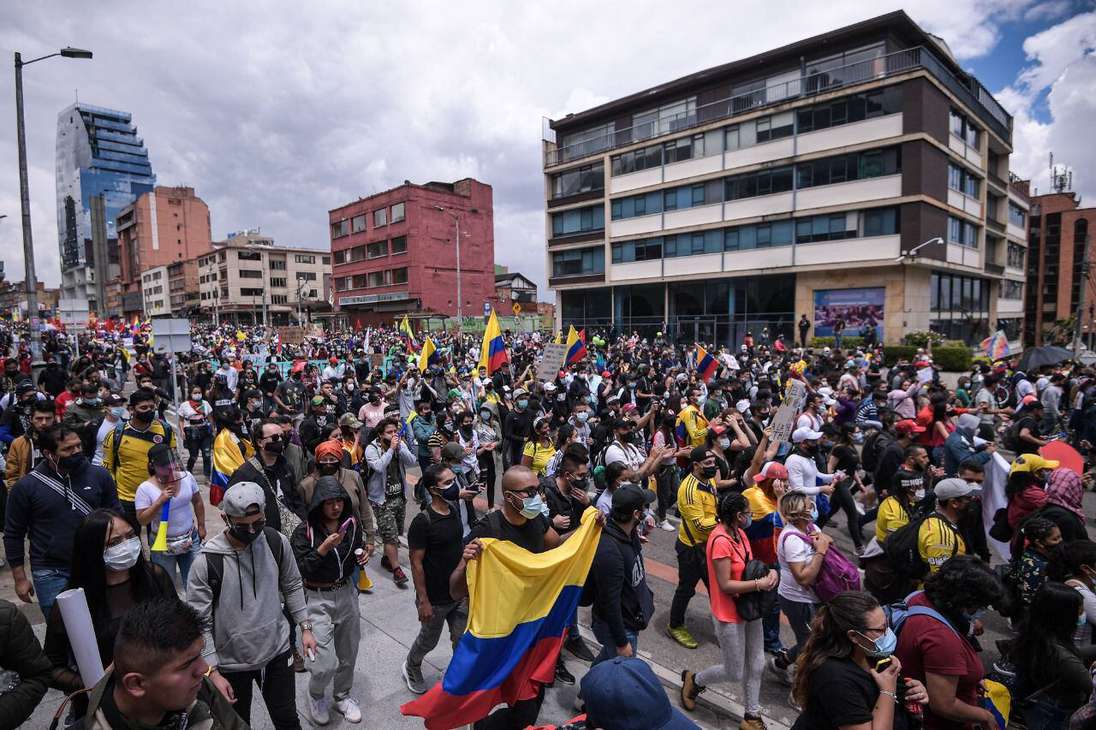 En otras partes del país, como Cali y Medellín, también se presentan masivas manifestaciones.