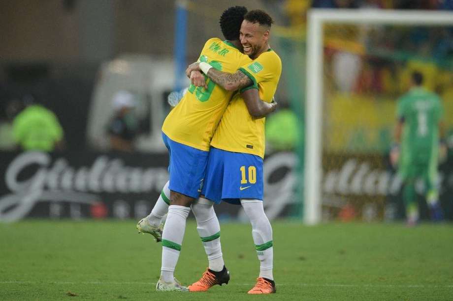 Neymar y Vinicius Jr. celebran uno de los goles en la victoria contra Chile.