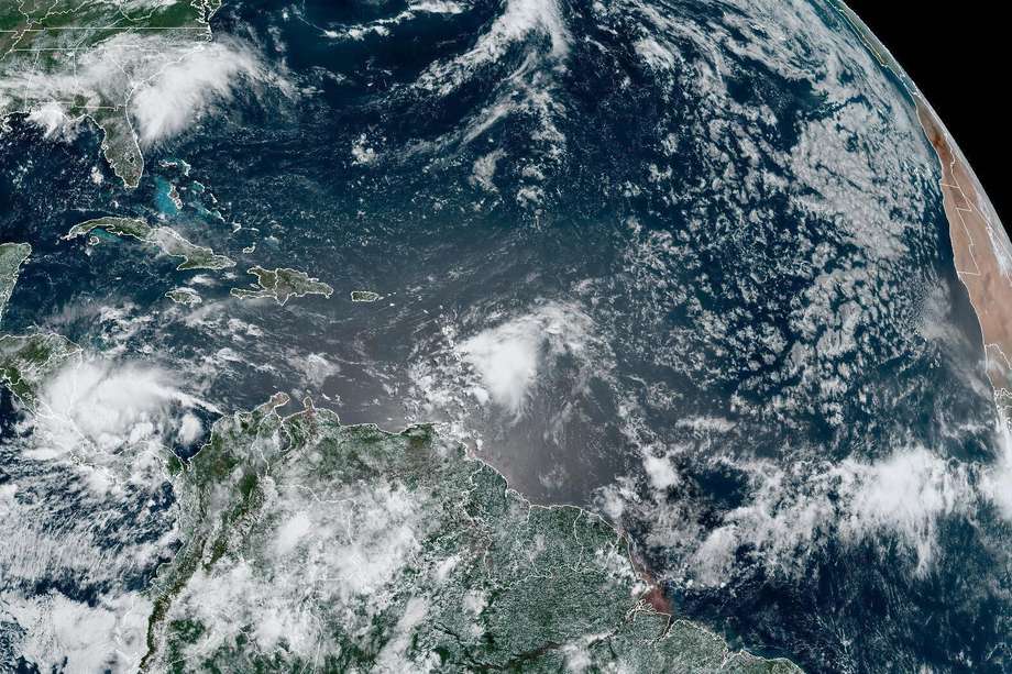 Fotografía satelital donde se aprecia la tormenta tropical "Bonnie" durante su paso por el Caribe hacia Centroamérica. Este tipo de tormentas son consecuencia del cambio climático.
