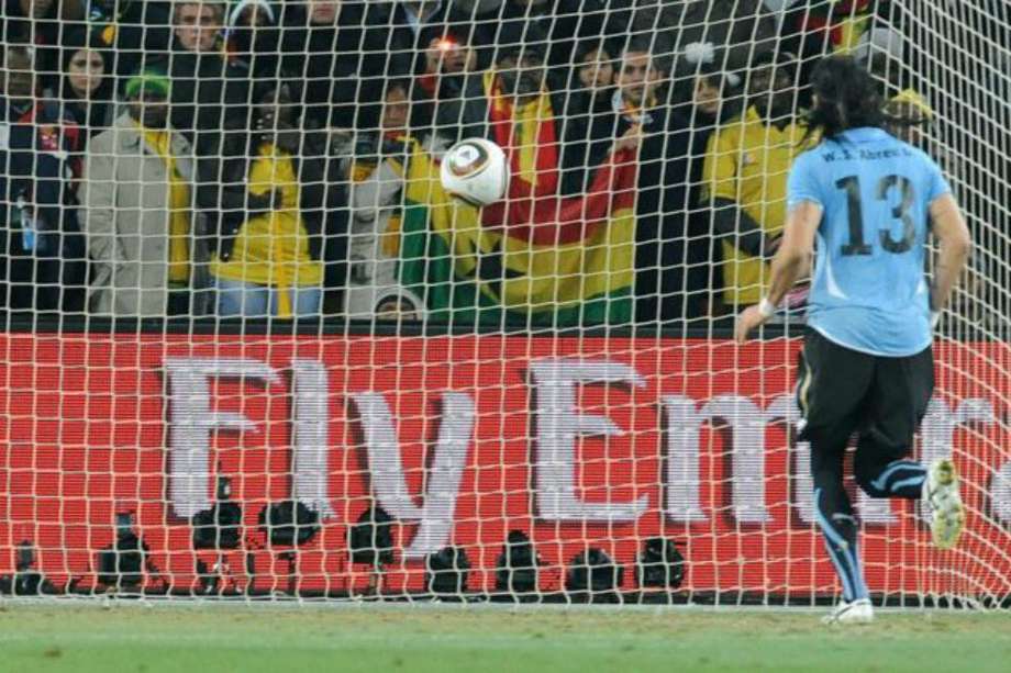 Instante después de que Abreu remata con sutileza el penalti que le dio a Uruguay el paso a semifinales del Mundial de Sudáfrica 2010. / EFE