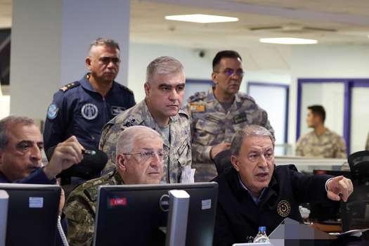 Una foto proporcionada por el Ministerio de Defensa turco muestra al Ministro de Defensa, Hulisi Akar (abajo a la derecha), y al Jefe del Estado Mayor turco, Yasar Guler, (abajo en el centro), observando el progreso del ataque aéreo en contra de Siria e Irak. 
