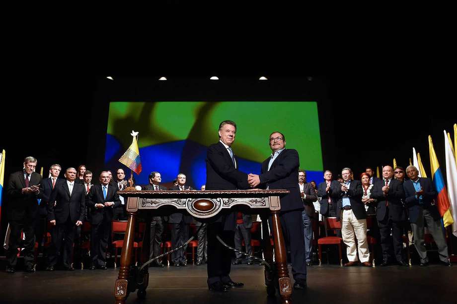 El Presidente Juan Manuel Santos y el líder de las Farc, Rodrigo Londoño, se saludan durante la ceremonia en la que firmaron el Acuerdo Final. 