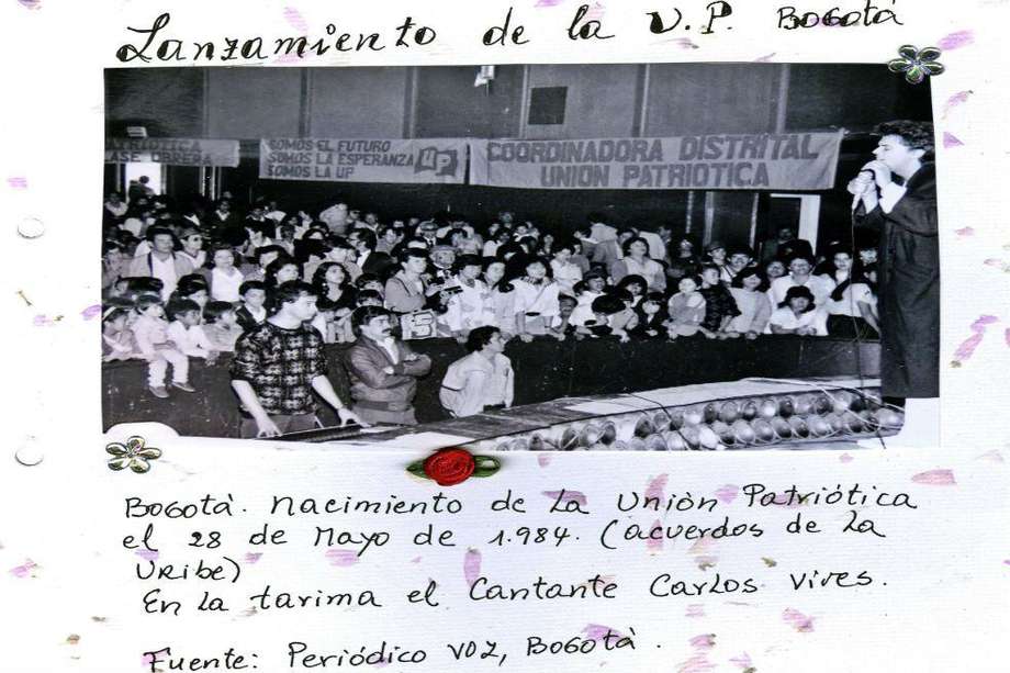 Foto familiar del lanzamiento de la Unión Patriótica, el 28 de mayo de 1984. En la tarima, el cantante Carlos Vives. / Periódico Voz