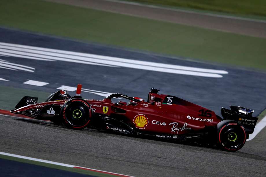 Charles Leclerc en su carro Ferrari, con el que lidera la clasificación del campeonato del mundo // EFE/EPA/ALI HAIDER
