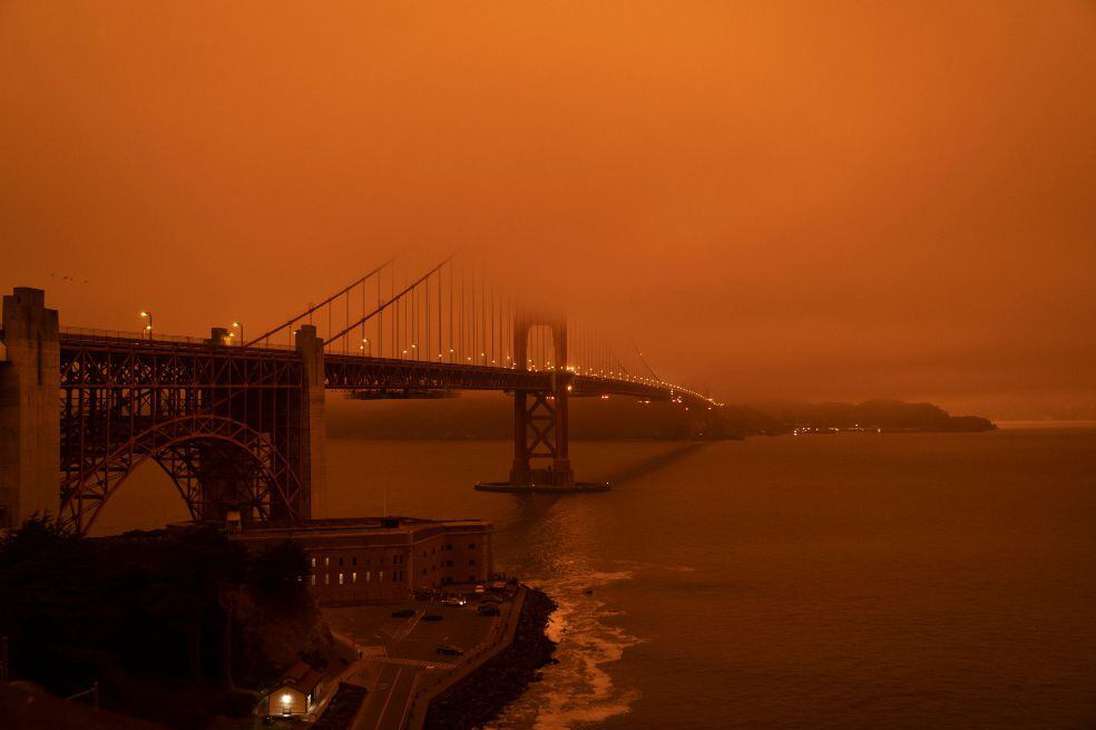 Los cielos oscuros también se vieron en California, en algunas zonas cayeron también cenizas. El origen eran los grandes incendios forestales que llenaron el aire de humo y polvo.
