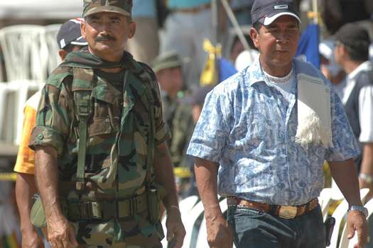 Ramiro "Cuco" Vanoy y Ramón Isaza, exparamilitares de las Auc, en la desmovilización del Bloque Mineros en enero de 2006. 