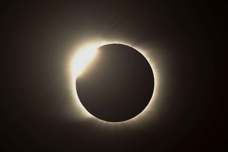 El eclipse, que comenzará en Estados Unidos y viajará desde la costa de Oregón hasta el Golfo de Texas, será visible en la mayor parte de América. En Colombia podrá observarse después de las 11:00 a. m. (Photo by RONALDO SCHEMIDT / AFP)