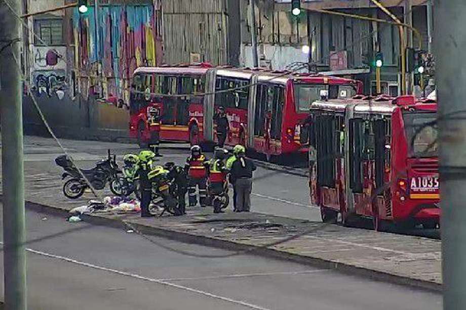 El accidente sucedió la mañana de este viernes 24 de noviembre. Al parecer la víctima, un hombre en condición de habitabilidad de calle, se lanzó a un bus de TransMilenio